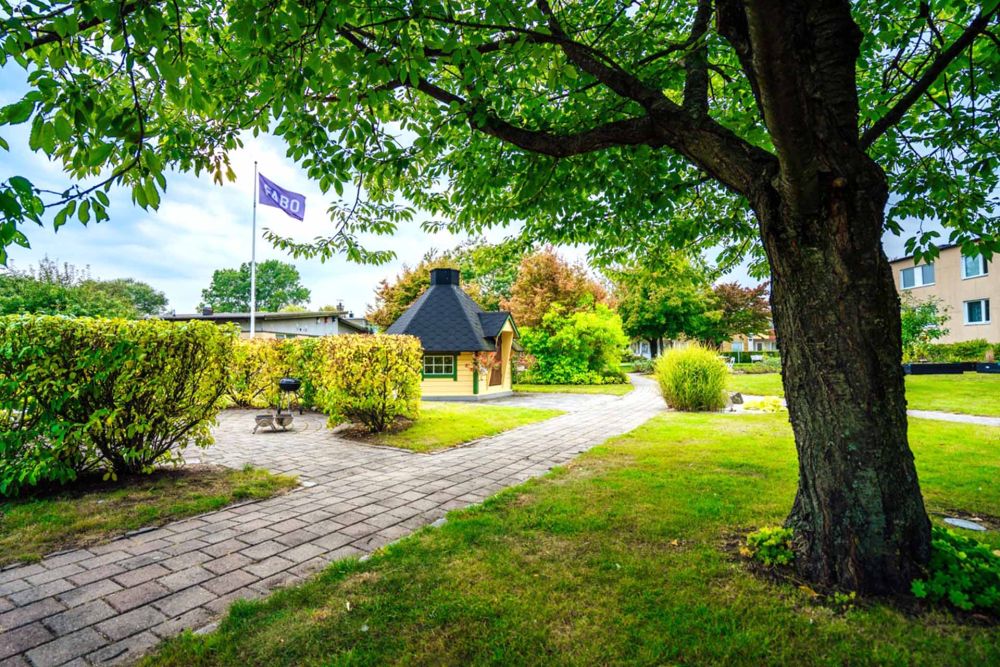 en somrig park i Falkenberg