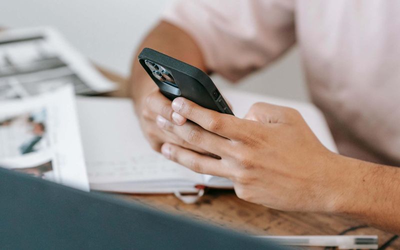 en man använder sin smartphone