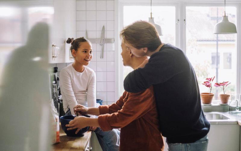 en familj lagar mat i ett kök
