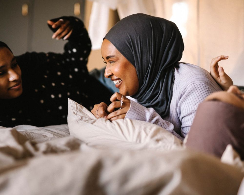 En muslimsk kvinna ler stort