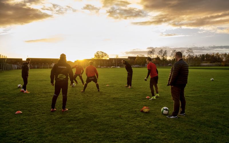 ett gäng män spelar fotboll