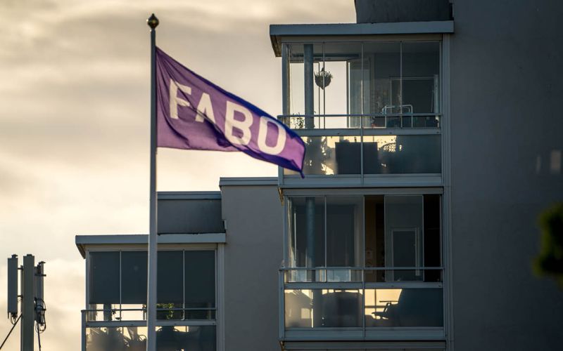 en fabo-flagga vid ett bostadsområde