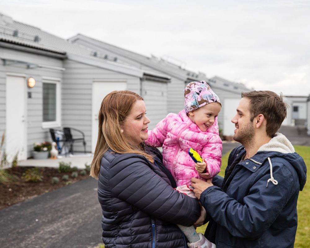 en nyinflyttad famlij med barn